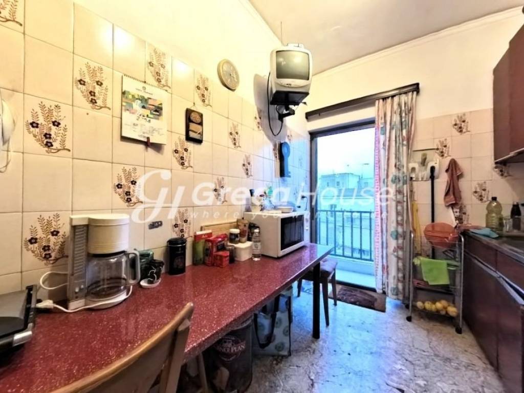 Μεγάλο Διαμέρισμα προς Πώληση στην Κυψέλη Φωκίωνος Νέγρη