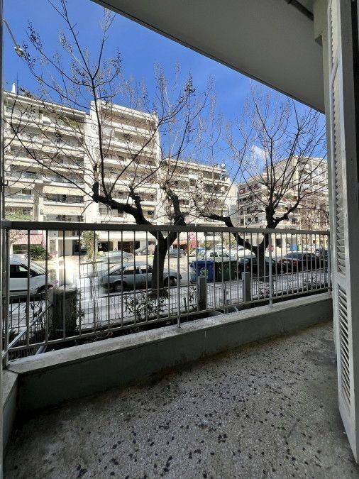 Εξώστης πρόσοψης. Καθιστικό και δωμάτιο 2