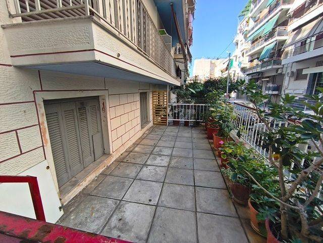 κοινοχρηστη αυλη μπροστα