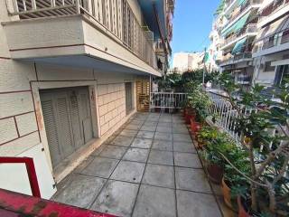 κοινοχρηστη αυλη μπροστα