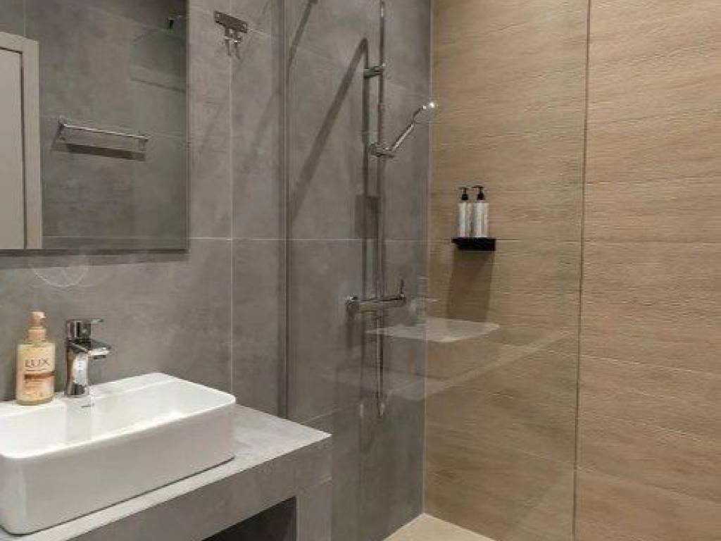 Forumland Real Estate, Μπάνιο