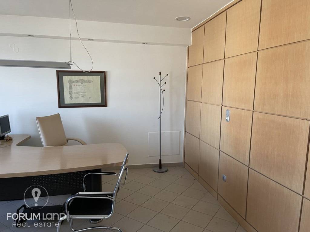 Forumland Real Estate, Epaggelmatikos grapheiakos choros 120t.m.