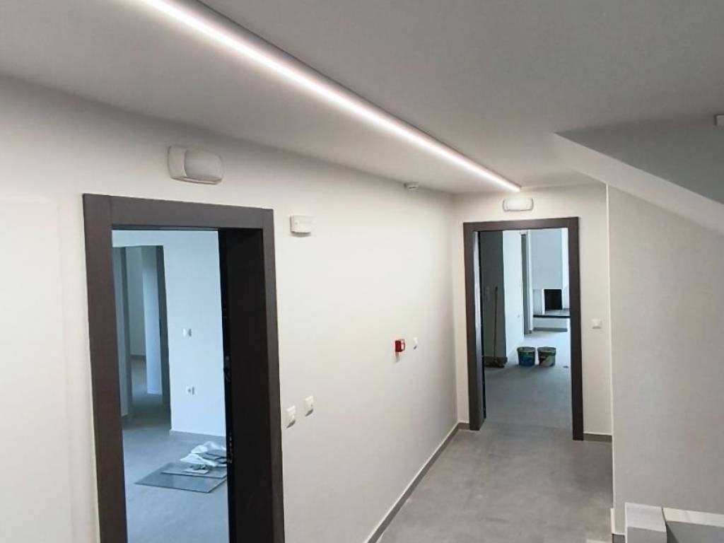 Βγαίνοντας από το ασανσέρ οι είσοδοι  διαμερισμάτων