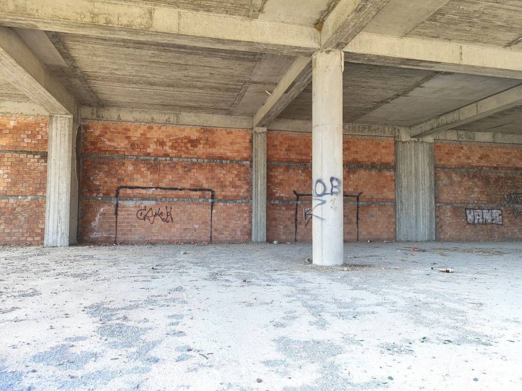 ANETOI CHOROI ME PROSBASE STO ISOGEIO KAI TO YPOGEIO.