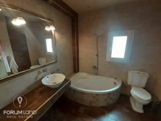 Forumland Real Estate, Μπάνιο