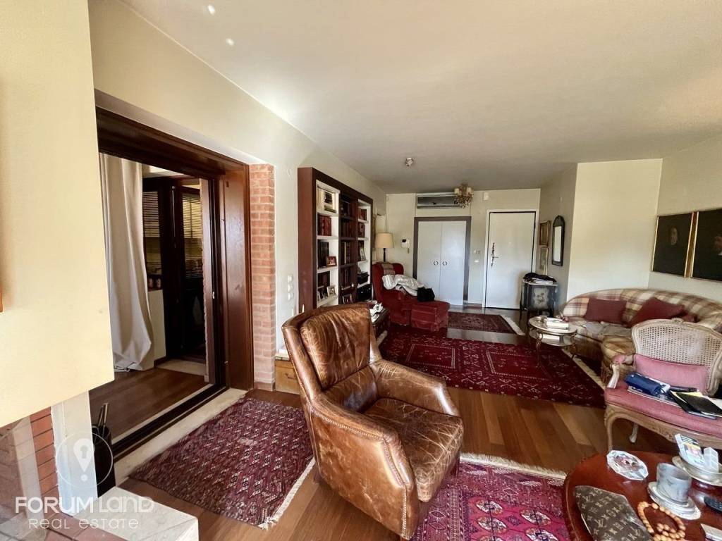 Forumland Real Estate, Είσοδος