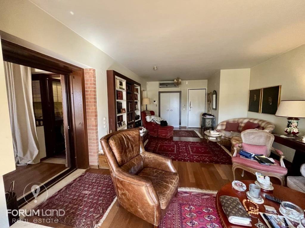 Forumland Real Estate, Είσοδος