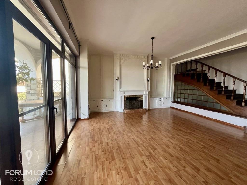 Forumland Real Estate, Σαλόνι με τζάκι