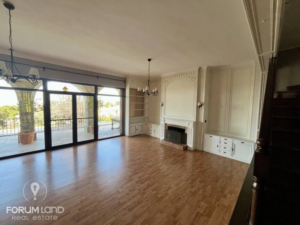 Forumland Real Estate, Σαλόνι με τζάκι