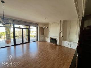 Forumland Real Estate, Σαλόνι με τζάκι