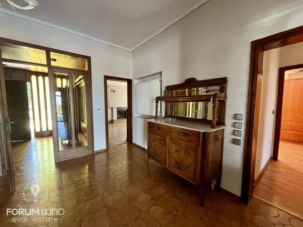 Forumland Real Estate, Είσοδος