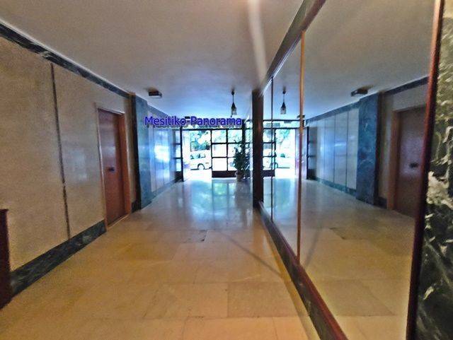 εισοδος πολυκατοικιας