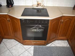 ΑΠΟΨΗ ΚΟΥΖΙΝΑΣ-ΚΑΤΩ ΕΠΙΠΕΔΟ-ΣΥΣΚΕΥΕΣ