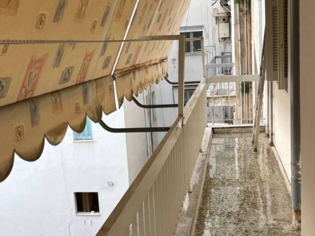 ΜΠΑΛΚΟΝΙ ΜΕ ΤΕΝΤΑ