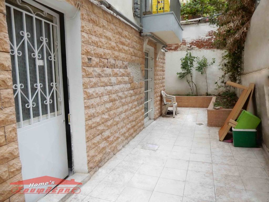 ΔΙΚΗ ΤΟΥ ΕΙΣΟΔΟ ΚΑΙ ΜΕΓΑΛΗ ΑΥΛΗ