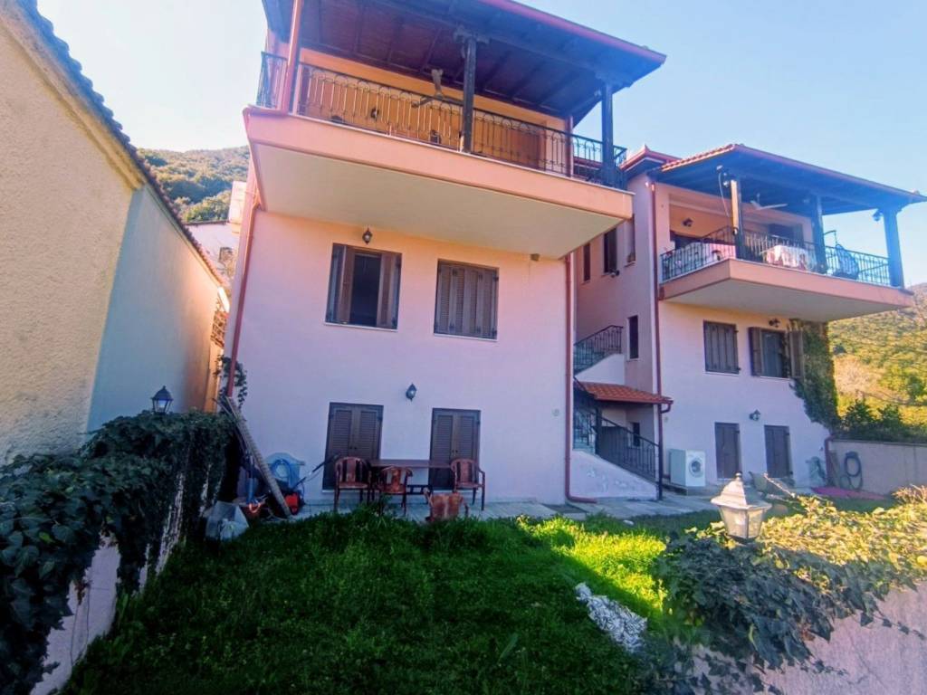 Apopse toy ktirioy ,3 epipeda. Kepos