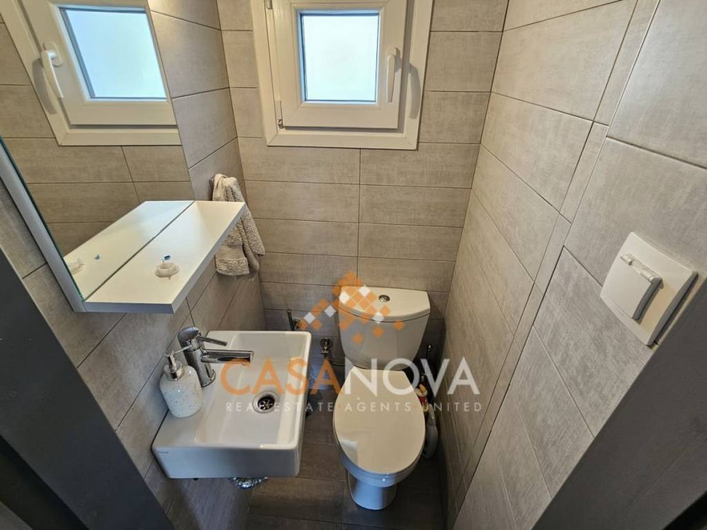 wc με παράθυρο