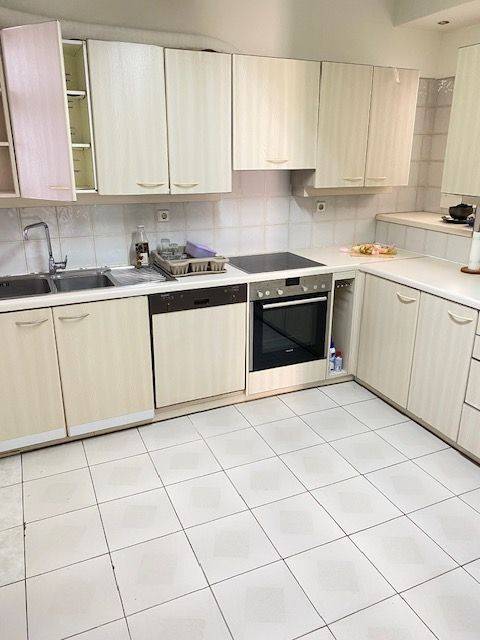 κουζίνα με ηλεκτριές συσκευές