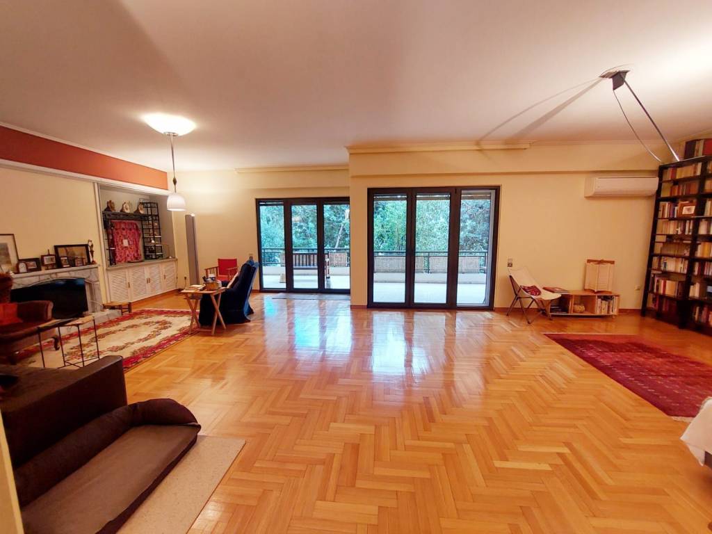 ENIAIOI CHOROI YPODOCHES