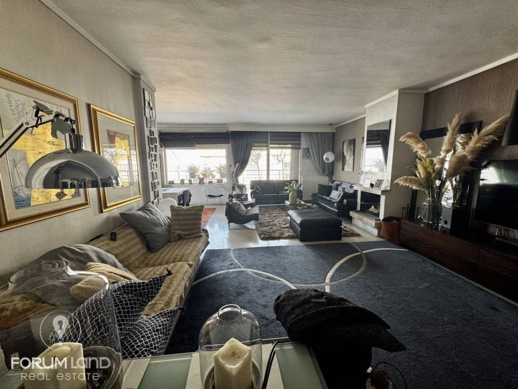 Forumland Real Estate, Saloni me tzaki