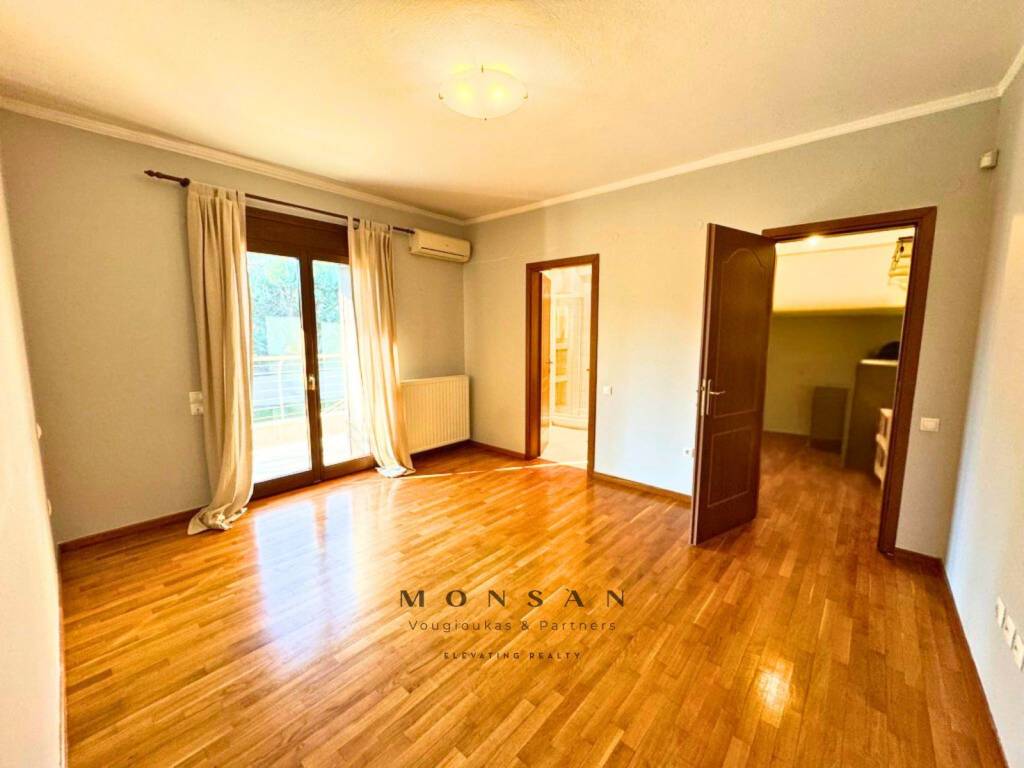 MASTER BEDROOM ME IDIOTIKO MPANIO EN SUITE KAI DRESSING ROOM