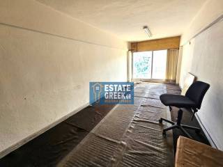 ★ Ελάχιστα κοινόχρηστα ★ Χωρίς μπάνιο ★ Το ταβάνι στα 2,14μ