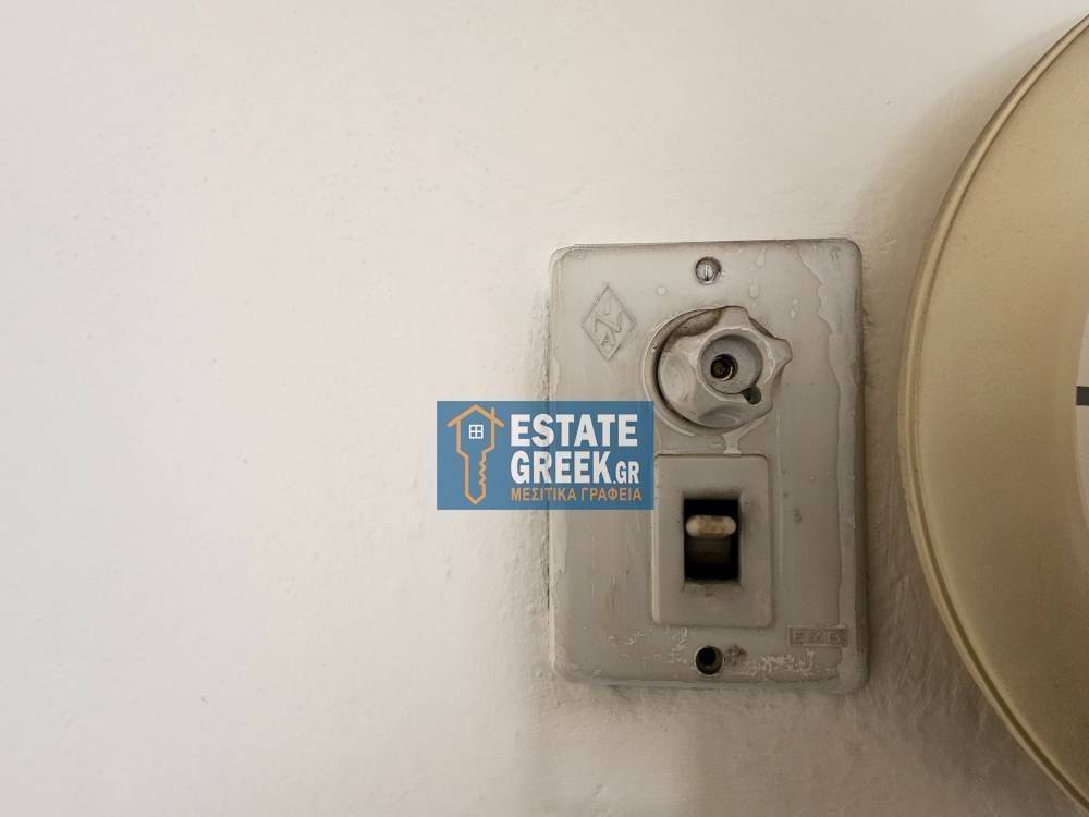 ★ Ελάχιστα κοινόχρηστα ★ Χωρίς μπάνιο ★ Το ταβάνι στα 2,14μ