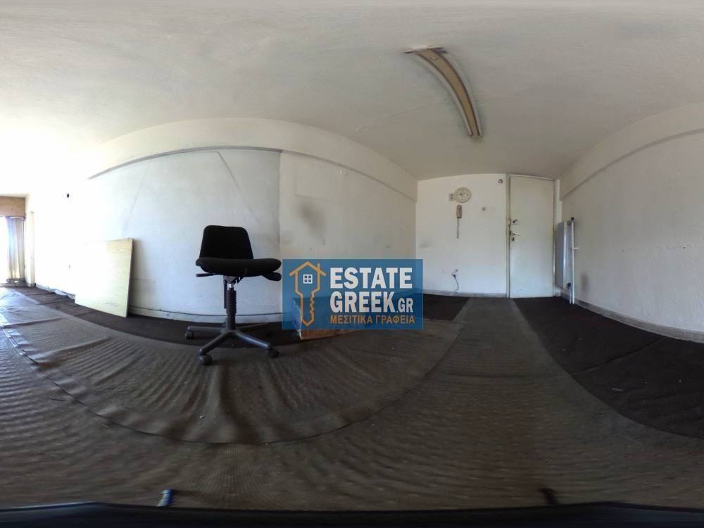 ★ Ελάχιστα κοινόχρηστα ★ Χωρίς μπάνιο ★ Το ταβάνι στα 2,14μ