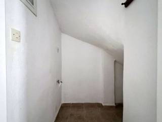 Αποθηκευτικός χώρος με υδραυλική εγκατάσταση για πλυντήριο.