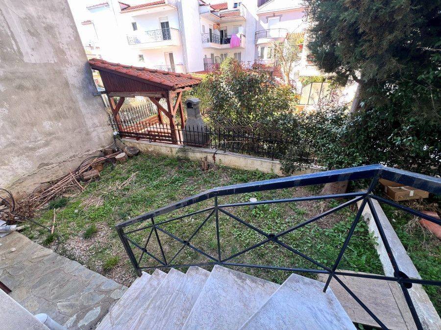 Ο κήπος πίσω. Πρόσβαση από το δωμάτιο.