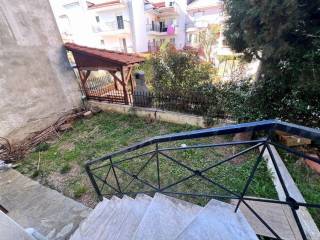 Ο κήπος πίσω. Πρόσβαση από το δωμάτιο.