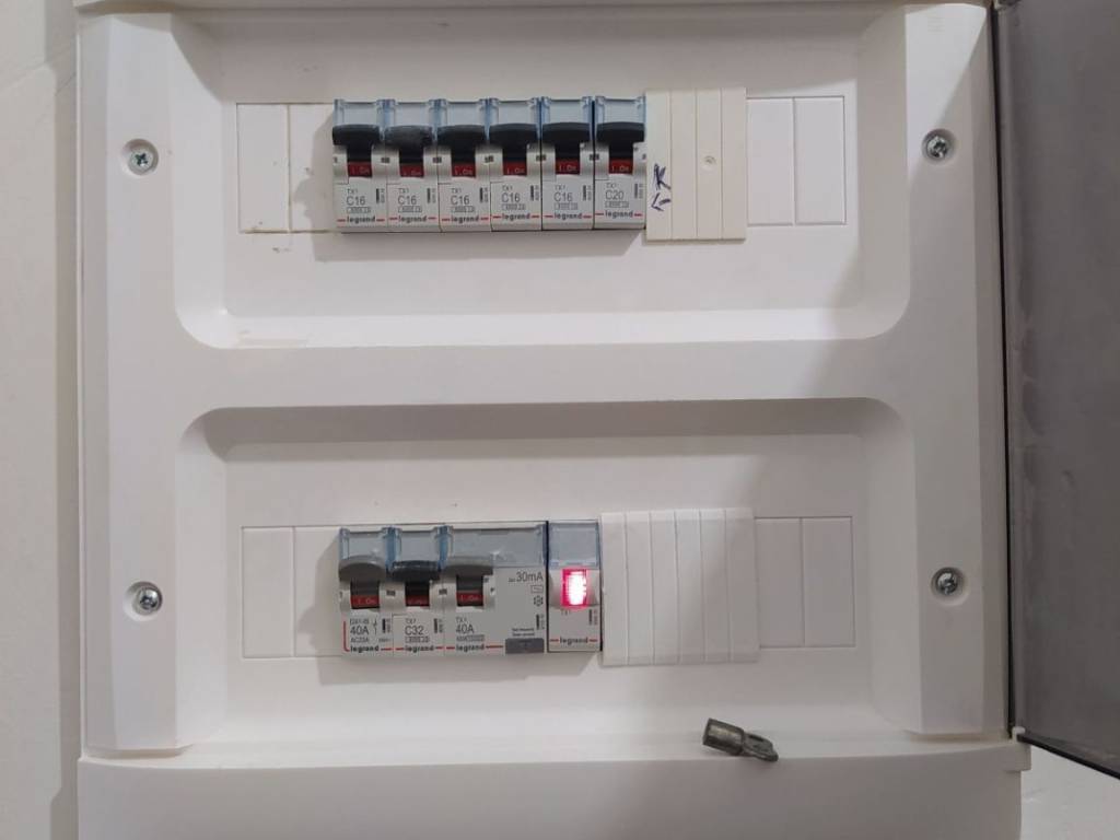 ANYPLACE MESITIKES YPERESIES