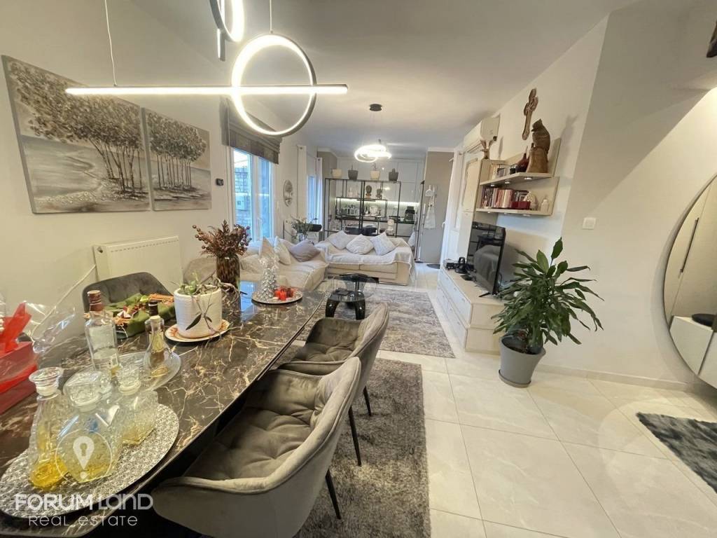 Forumland Real Estate, Σαλόνι