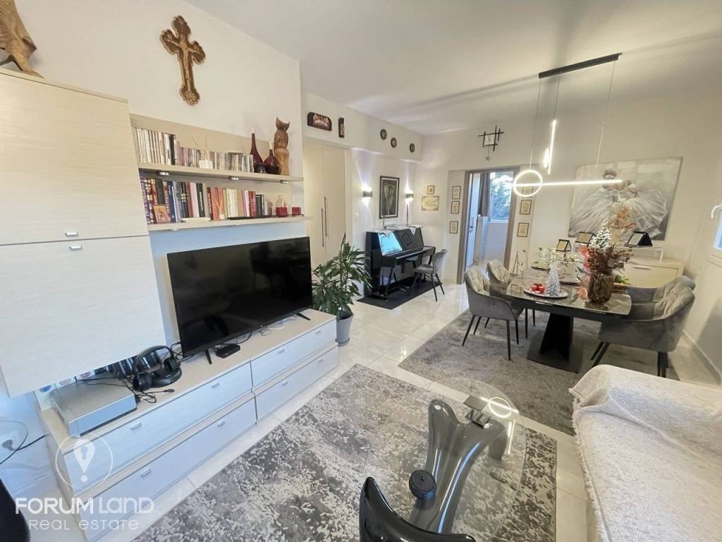 Forumland Real Estate, Σαλόνι