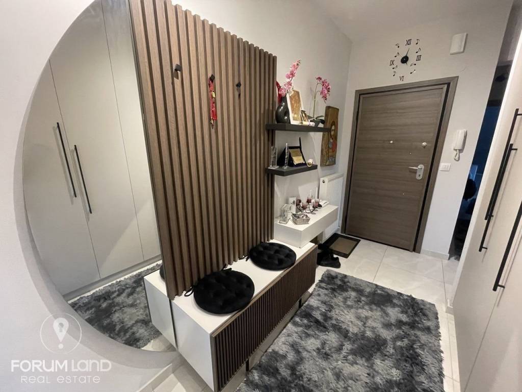 Forumland Real Estate, Είσοδος