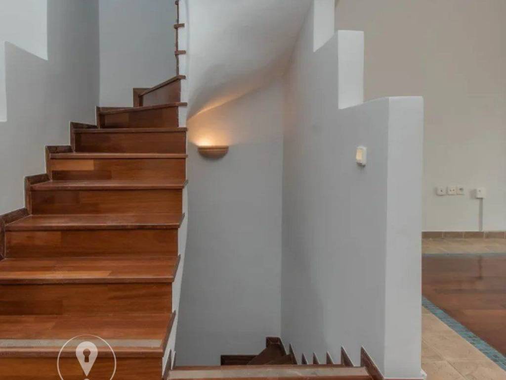 Forumland Real Estate, Εσωτερικές Σκάλες