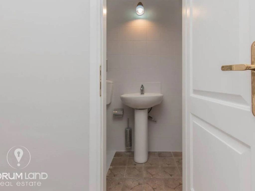 Forumland Real Estate, Μπάνιο