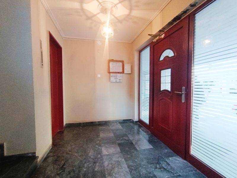 Είσοδος κτιρίου / Building entance