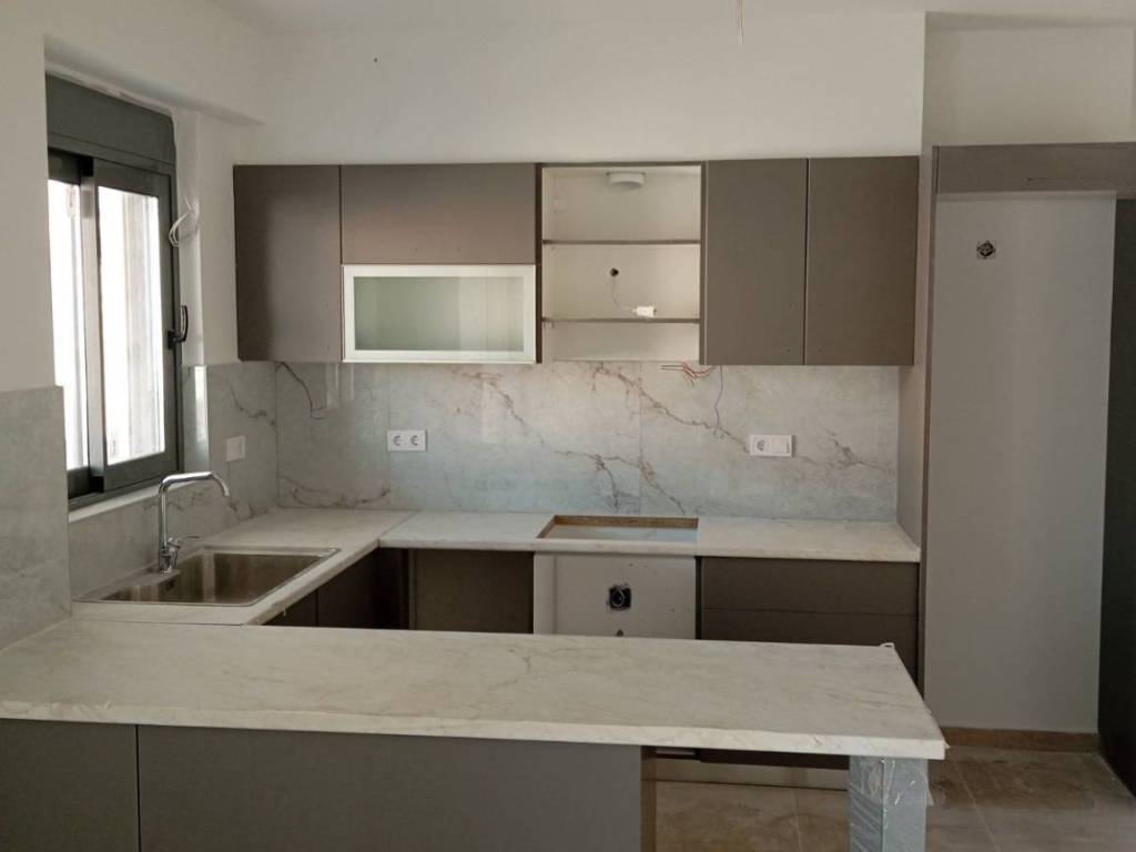 Ανοιχτή κουζίνα στο σαλόνι