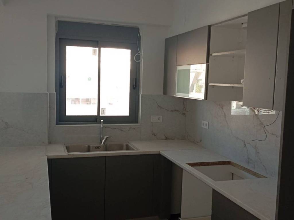 Μια κουζίνα σε σχήμα Π με πάσο κομψή και διακριτική εμφάνιση