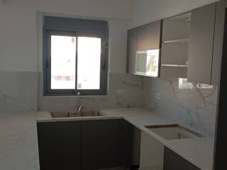 Μια κουζίνα σε σχήμα Π με πάσο κομψή και διακριτική εμφάνιση