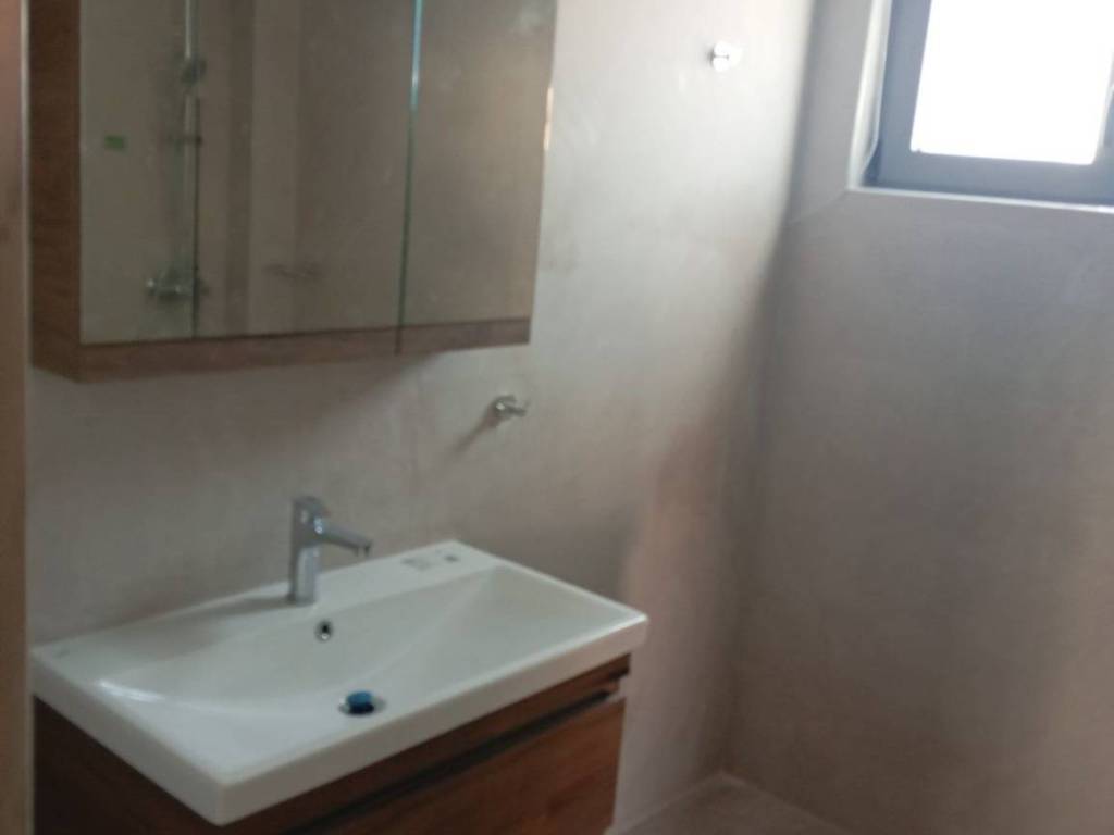 Ένα μοντέρνο και λειτουργικό μπάνιο με παράθυρο.