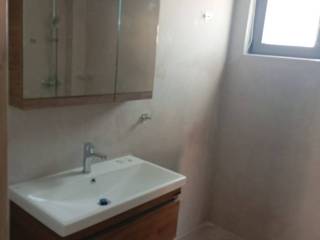 Ένα μοντέρνο και λειτουργικό μπάνιο με παράθυρο.