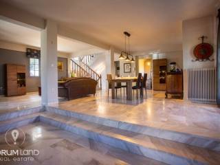 Forumland Real Estate, Σαλόνι