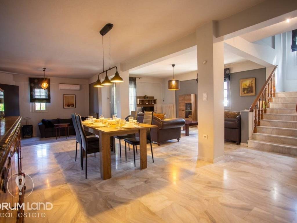 Forumland Real Estate, Σαλόνι