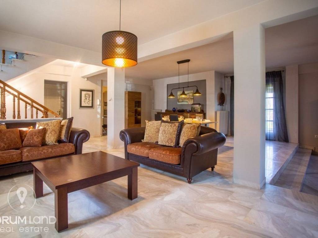 Forumland Real Estate, Σαλόνι