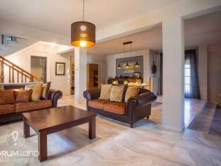 Forumland Real Estate, Σαλόνι