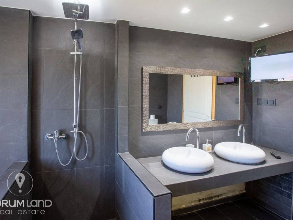 Forumland Real Estate, Μπάνιο