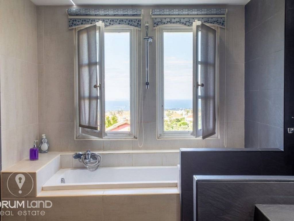 Forumland Real Estate, Μπάνιο