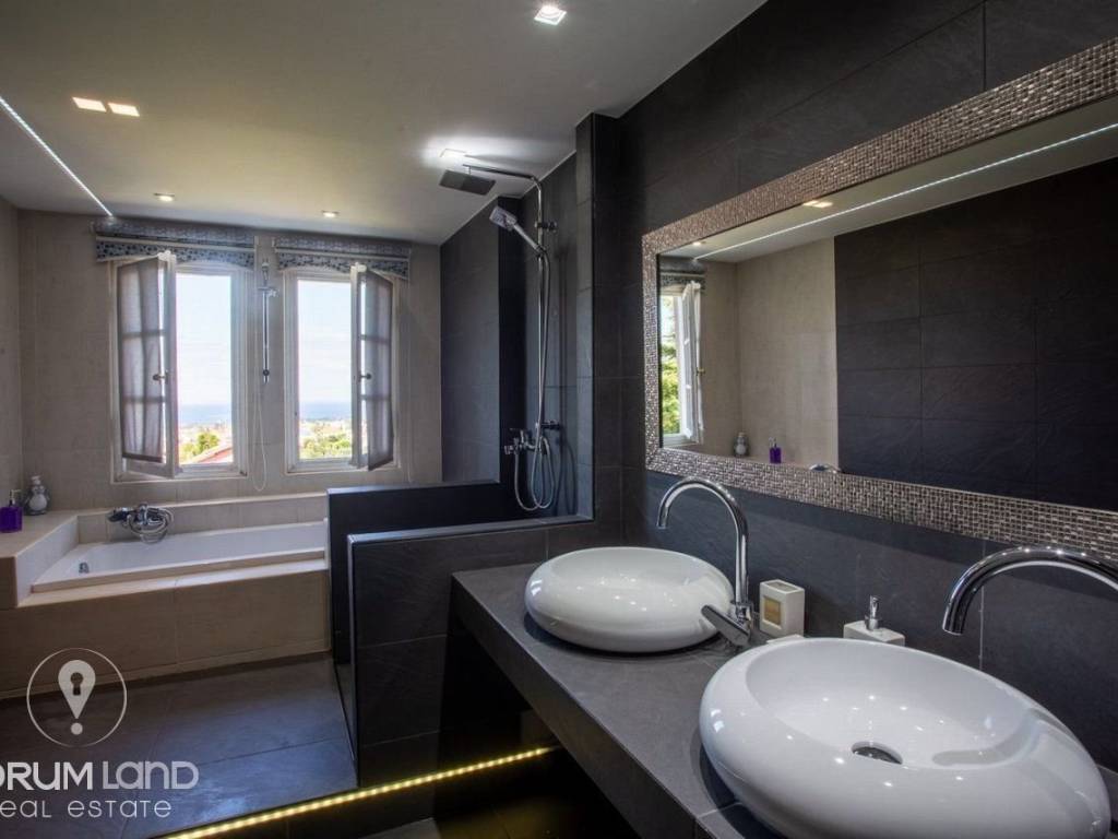 Forumland Real Estate, Μπάνιο